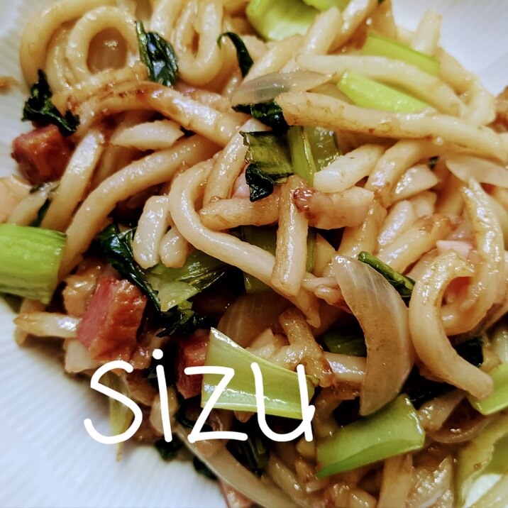 ベーコンと小松菜のバター焼きうどん